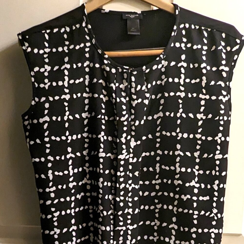 Ann Taylor Black / white dotted pull over sleeveless  round neck top